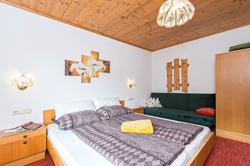 Appartement Ann mit Schlafzimmer mit Doppelbett und Couch in Kappl